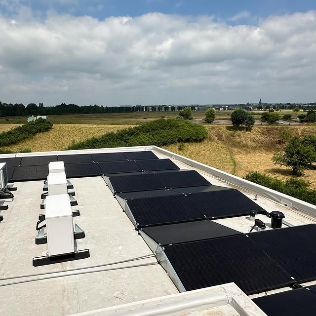 Zonnepanelen op plat dak in Limburg door FP Elektro